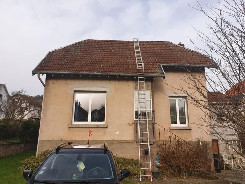 Avant : Démoussage complet et traitement d'une toiture en tuiles