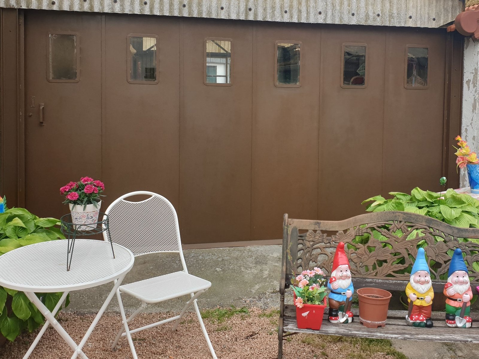 Après : Décapage, traitement antirouille et laquage d'une porte de garage