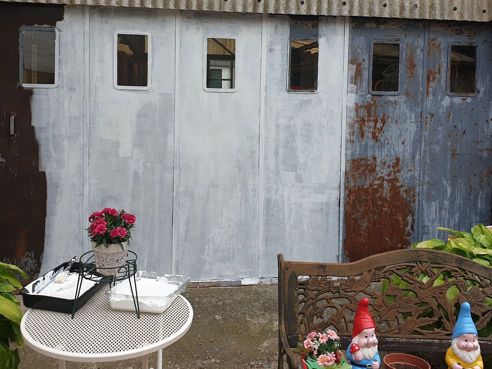 Avant : Décapage, traitement antirouille et laquage d'une porte de garage
