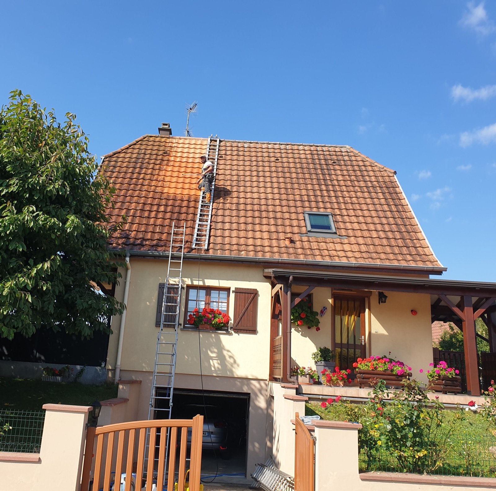 Maison avec toiture rénovée et fenêtre de toit