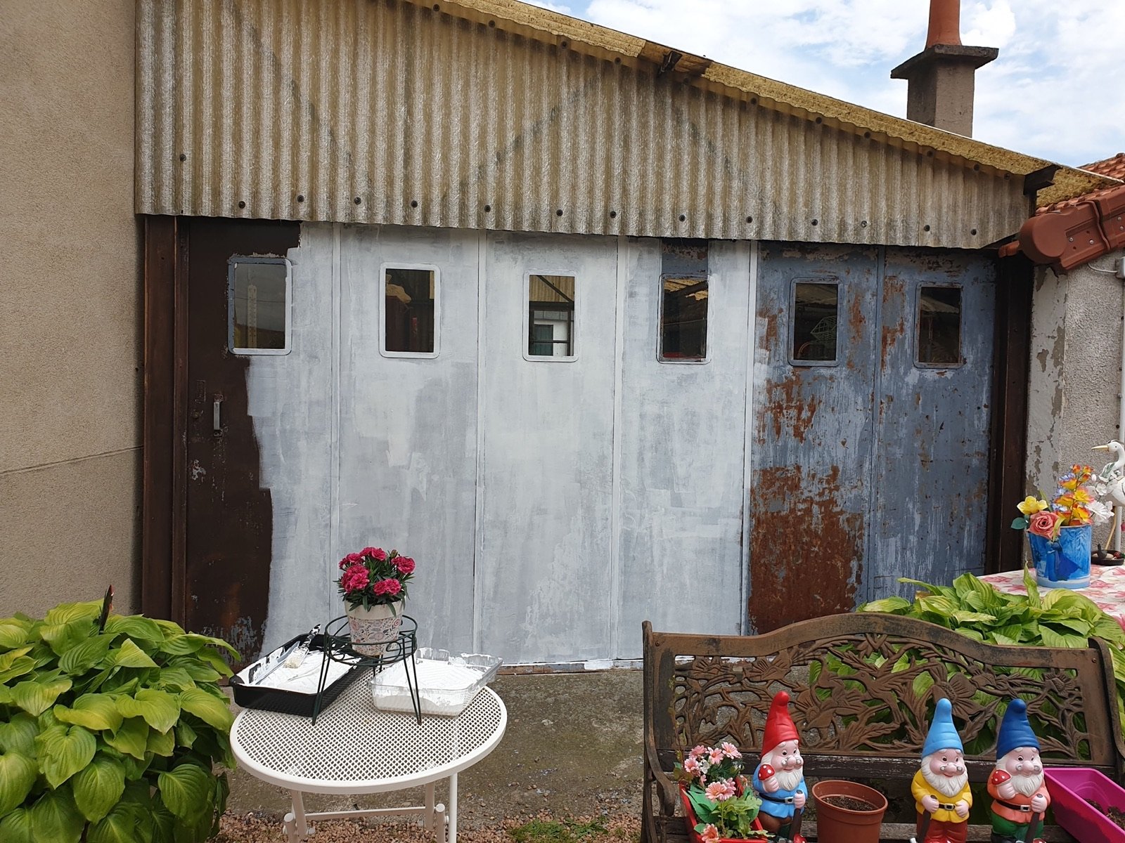 Porte de garage en cours de mise en peinture