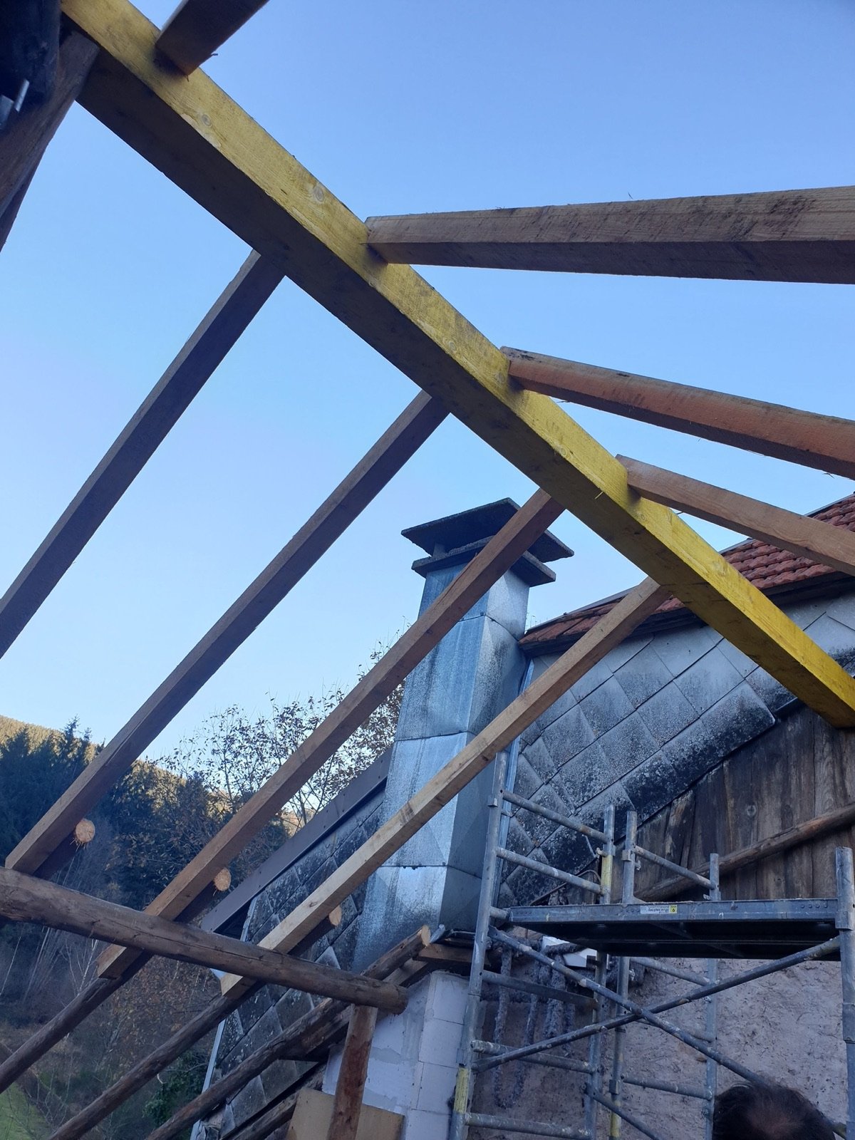 Charpente ouverte pendant une réfection de couverture