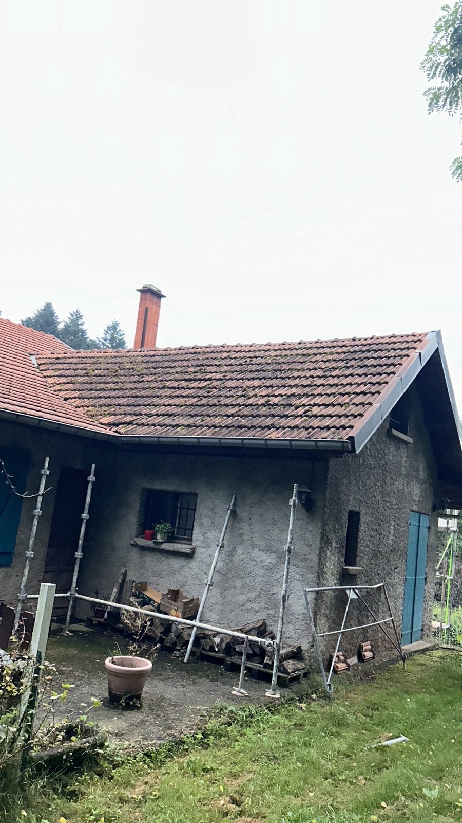 Chantier de toiture sur maison de plain-pied